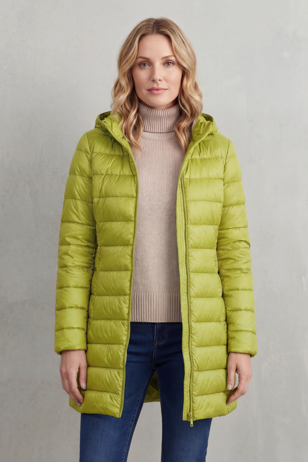 Featherlight warmth | Hooded down jacket