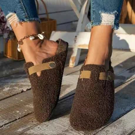 Women’s Plush-Lined Winter Slippers – Buckle-Strap Closed-Toe Sherpa Clogs with Non-Slip Sole for Cosy Home Wear